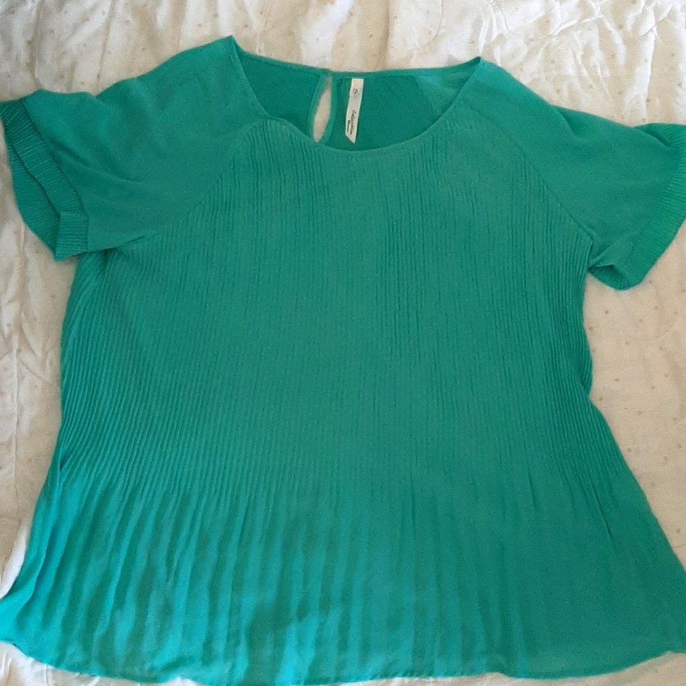 Green flowing top